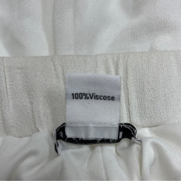 Glamorous: White Embroidered Floral Short, Size M - Picture 8 of 8